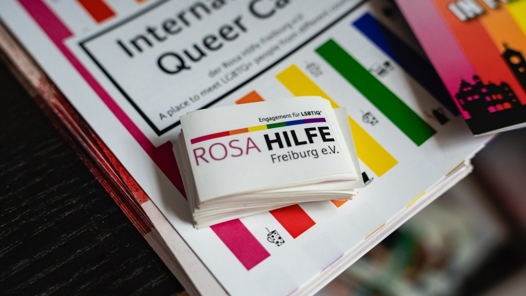 Flyer mit Logo der Rosa Hilfe