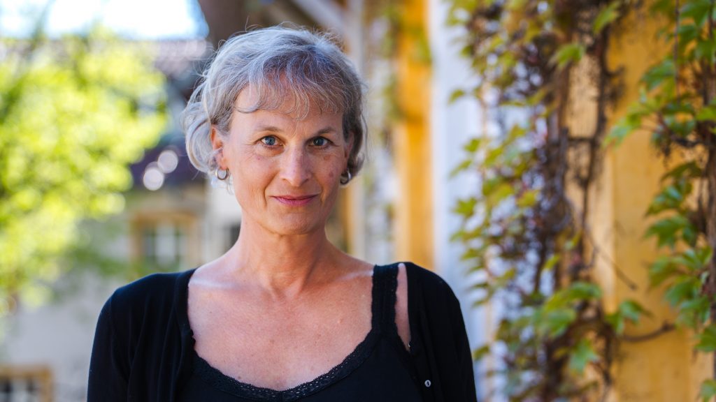 Anna im Hof der Rosa Hilfe