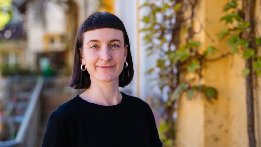 Lioba im Hof der Rosa Hilfe