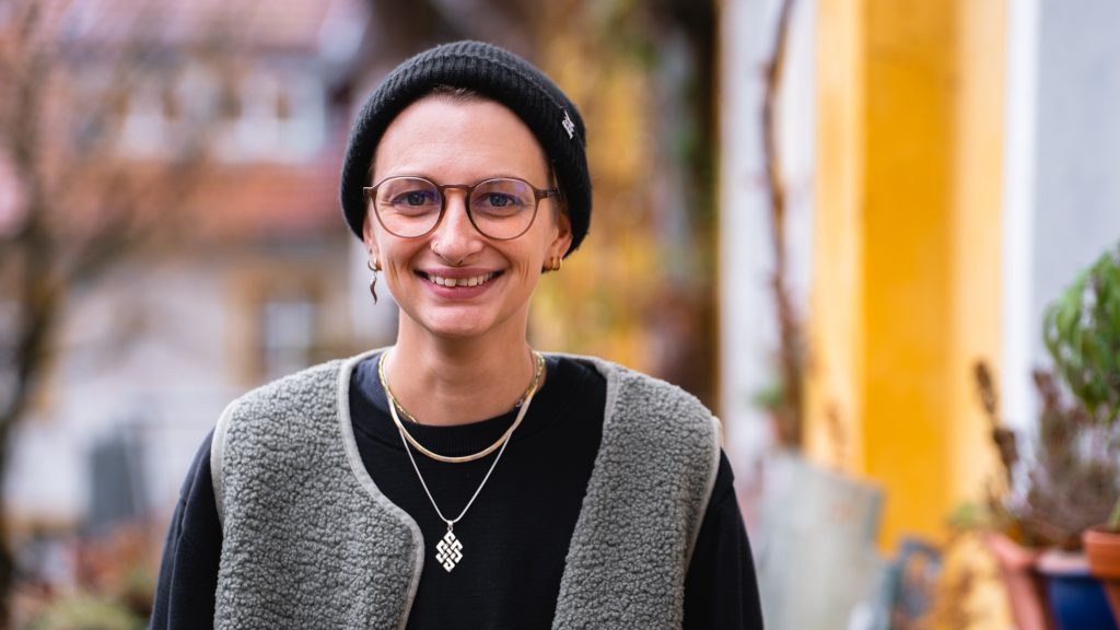 Mika im Hof der Rosa Hilfe