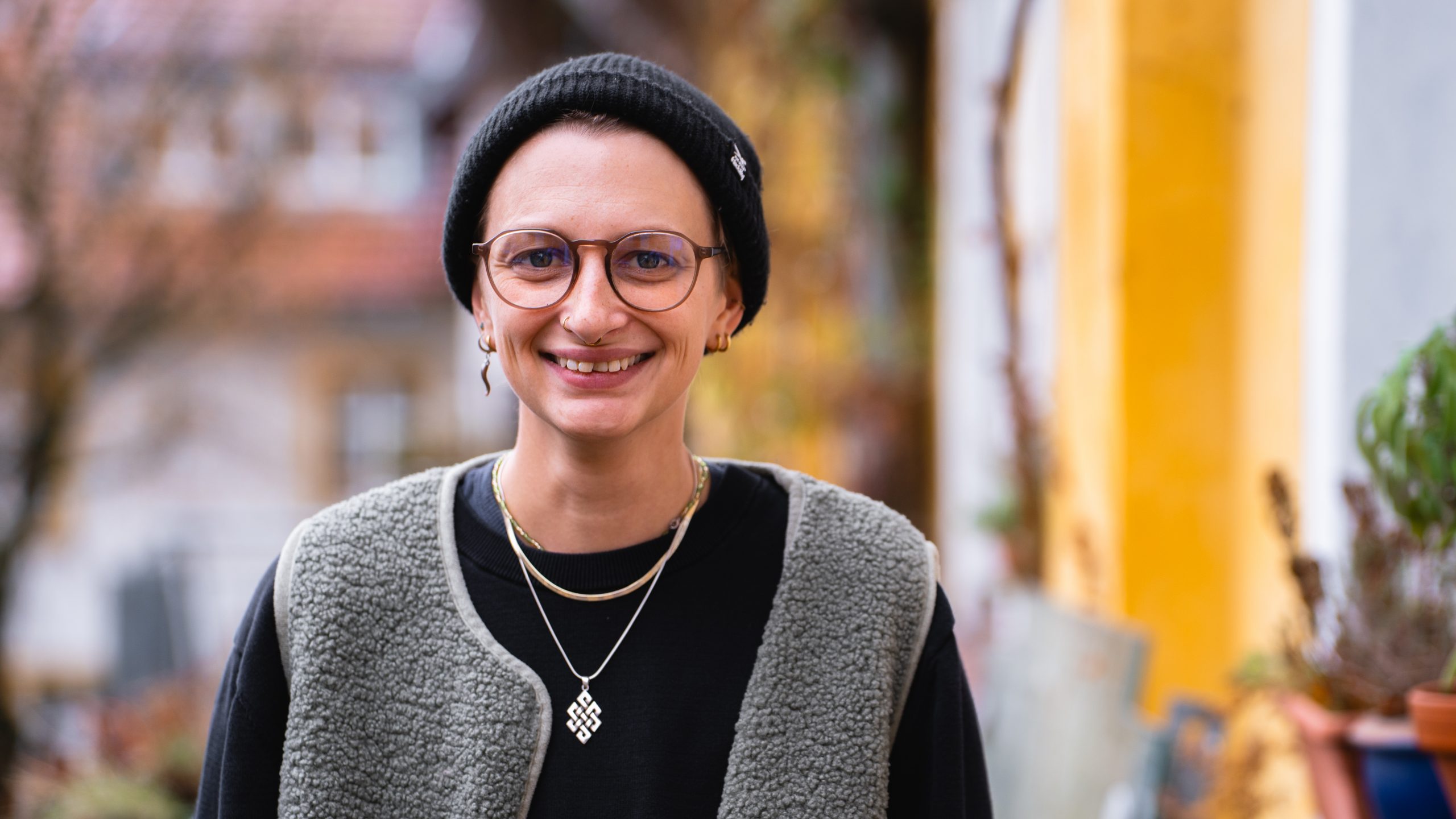 Mika im Hof der Rosa Hilfe